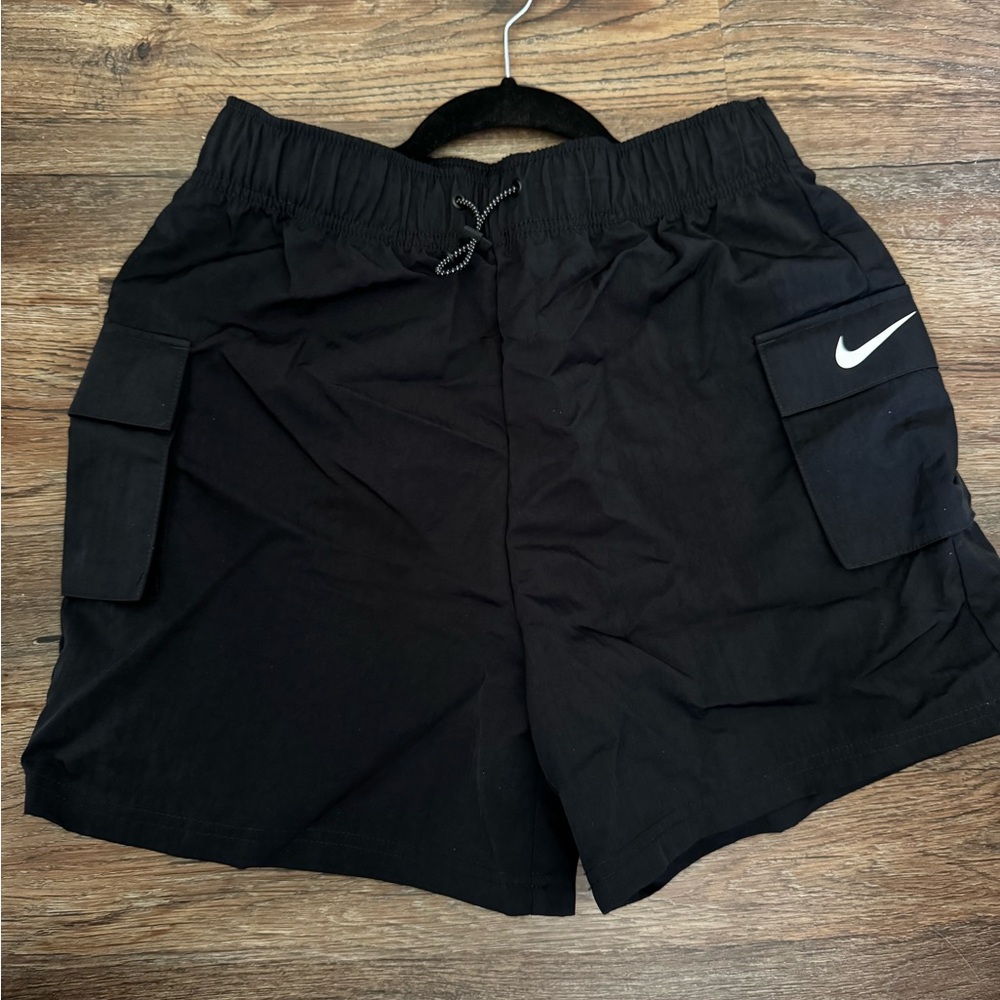 Nike Sportswear Essential Women's Woven High-Rise Shorts